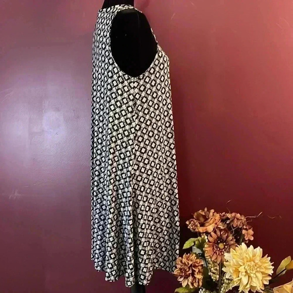 Old Navy Women’s Medium Black & White Sleeveless Stretch Slip On Dress - Picture 5 of 8